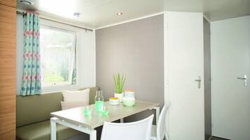 Mobile Home (O’hara 23m2) | Living area | Flat-screen TV, ping pong