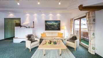 Presidential Suite, Mountain View (Panoramasuite) | Living area | 40-inch flat-screen TV with satellite channels, TV