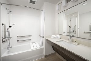 Standardzimmer, 1 Queen-Bett, Nichtraucher | Badezimmer | Duschwanne, Haartrockner, Handtücher