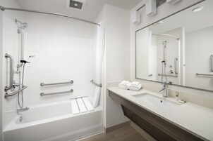 Standard Room, 1 Queen Bed, Non Smoking | Bathroom | Combined shower/tub, hair dryer, towels