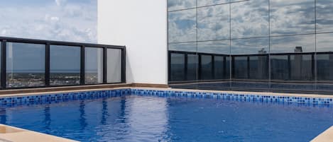 Piscina externa, espreguiçadeiras