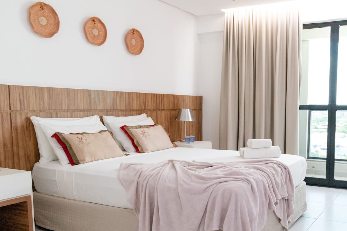 premium suite, partial lake view | minibar, desk, blackout curtains, soundproofing