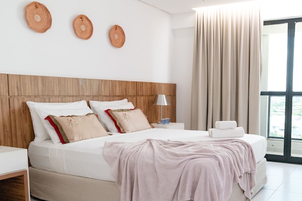 Minibar, escritorio, cortinas blackout y sistema de insonorización