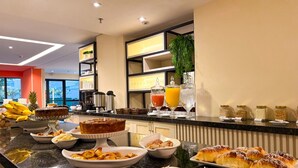 Een buffet met diverse gerechten en een presentatie van fruit.