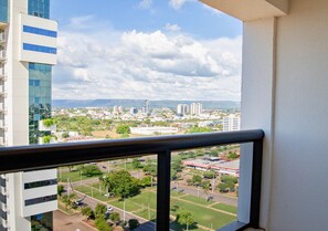 Minibar, desk, blackout curtains, soundproofing - Vivence Suites Hotel Palmas (Palmas)