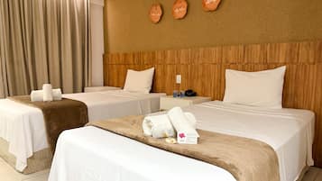 Premium Suite (Twin) | Minibar, desk, blackout drapes, soundproofing