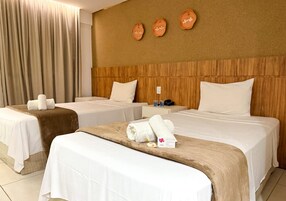 Premium Suite (Twin) | Minibar, desk, blackout drapes, soundproofing