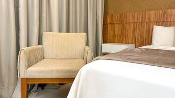 Frigobar, escrivaninha, cortinas blackout, quartos à prova de som