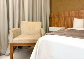 Minibár, íróasztal, sötétítőfüggöny és hangszigetelés