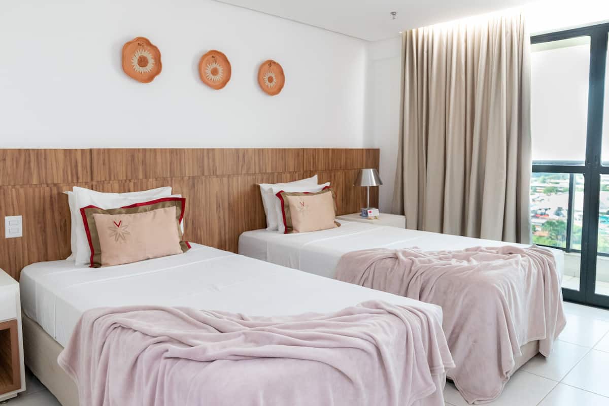 premium suite, partial lake view (twin) | minibar, desk, blackout curtains, soundproofing