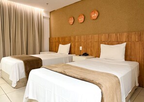Deluxe suite (Twin) | Een minibar, een bureau, verduisterende gordijnen, geluiddichte muren