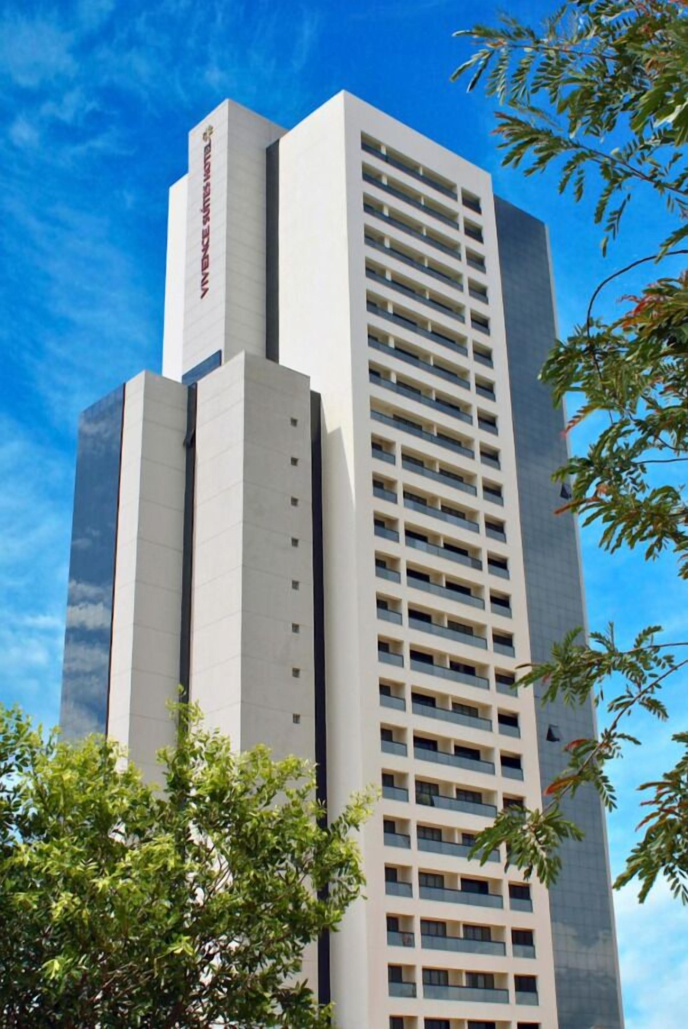 Un edificio alto y moderno con un cartel llamativo en la fachada.