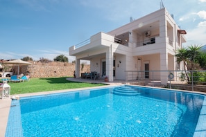 Outdoor pool, pool umbrellas, sun loungers - villa balos amfimala (Apokoronas)