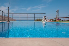 Outdoor pool, pool umbrellas, pool loungers - villa balos amfimala (Apokoronas)