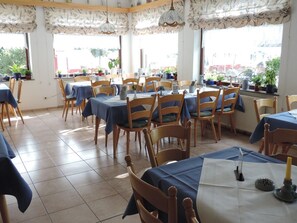 Café da manhã com buffet grátis todos os dias