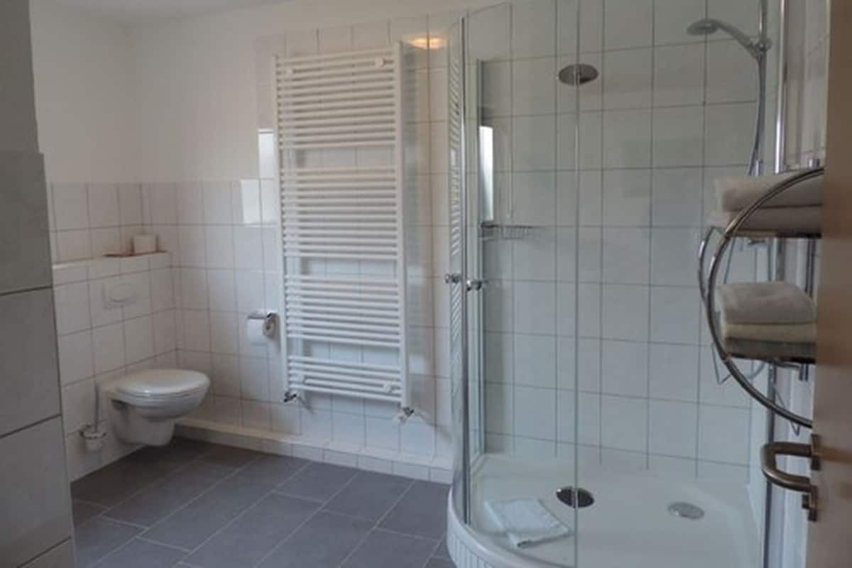 Dusche, Haartrockner, Handtücher