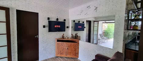 Casa família, cozinha americana, vista para o jardim | TV
