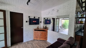 Casa família, cozinha americana, vista para o jardim | TV