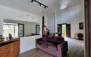 Casa família, cozinha americana, vista para o jardim | Área de estar | Smart TV 43 polegadas com canais a cabo, Netflix, serviços de streaming