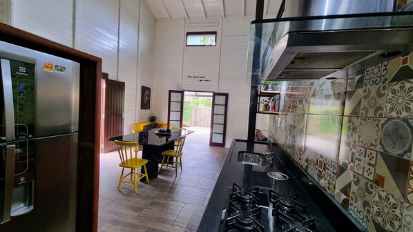 Casa família, cozinha americana, vista para o jardim | Cozinha privada | Geladeira, micro-ondas, liquidificador