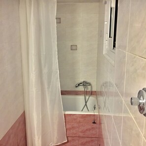 Apartment, 1 Queen Bed with Sofa bed, Non Smoking | Bathroom shower