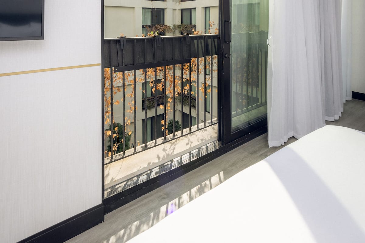 Minibar, caja de seguridad en la habitación y escritorio