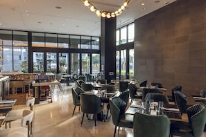 2 restaurants; breakfast, lunch, and dinner served