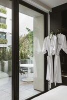 Minibar, caja de seguridad en la habitación y escritorio 