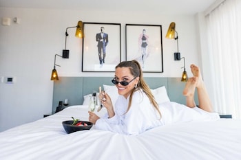 City King, Non Smoking | Minibar, in-room safe, desk, laptop workspace at The Godfrey Hotel Hollywood