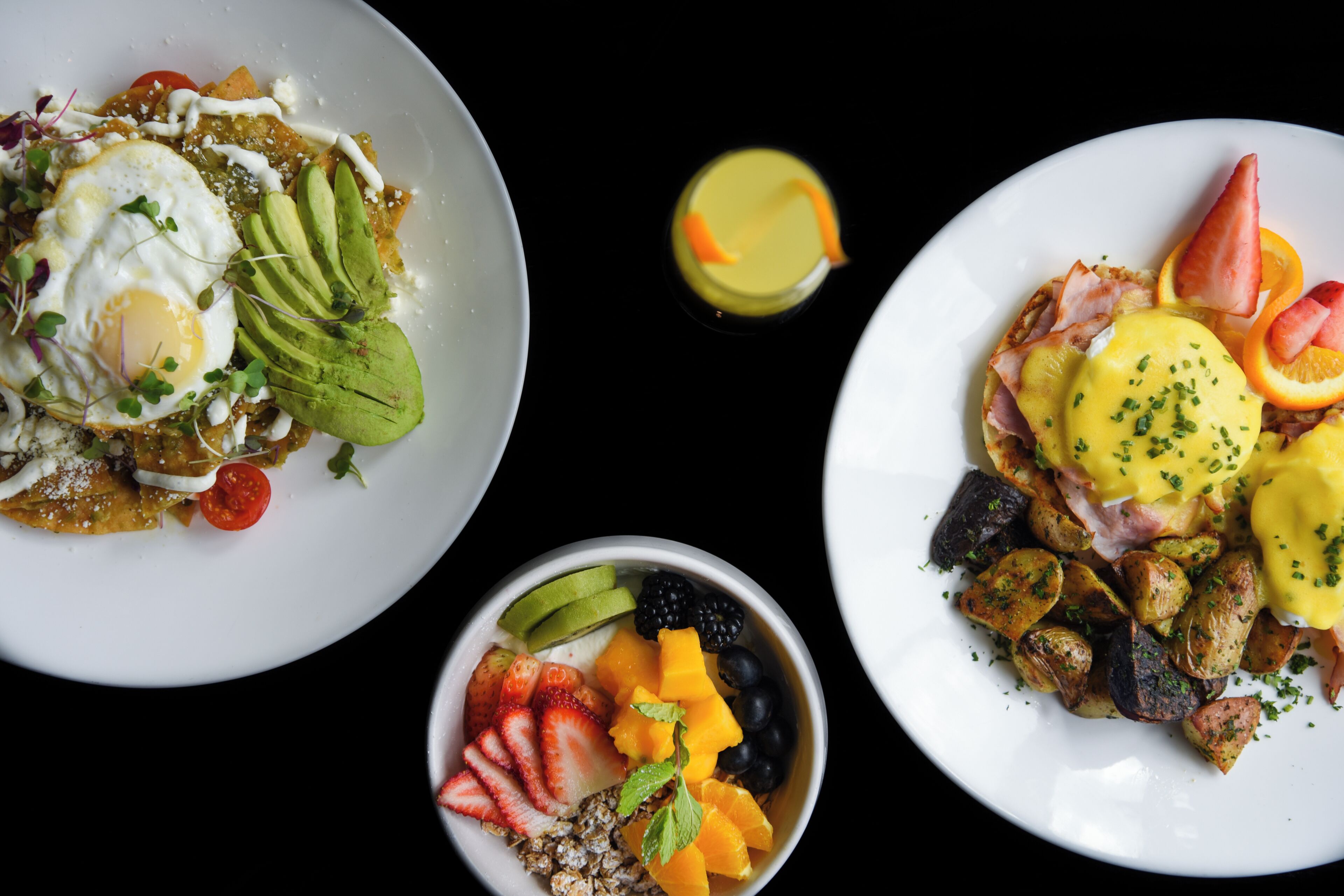 Drie borden eten met verschillende soorten fruit en groenten.
