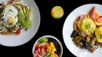 Drie borden eten met verschillende soorten fruit en groenten.