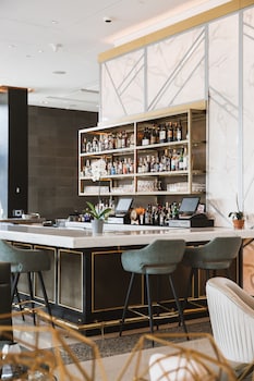 2 restaurants; breakfast, lunch, and dinner served at The Godfrey Hotel Hollywood