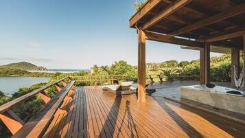 Ropa de cama de alta calidad y caja de seguridad en la habitación