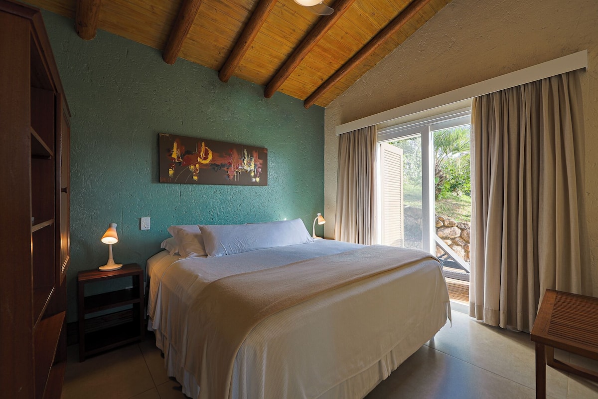 Chalé Master Premium | 2 bedrooms, premium bedding, in-room safe, blackout curtains