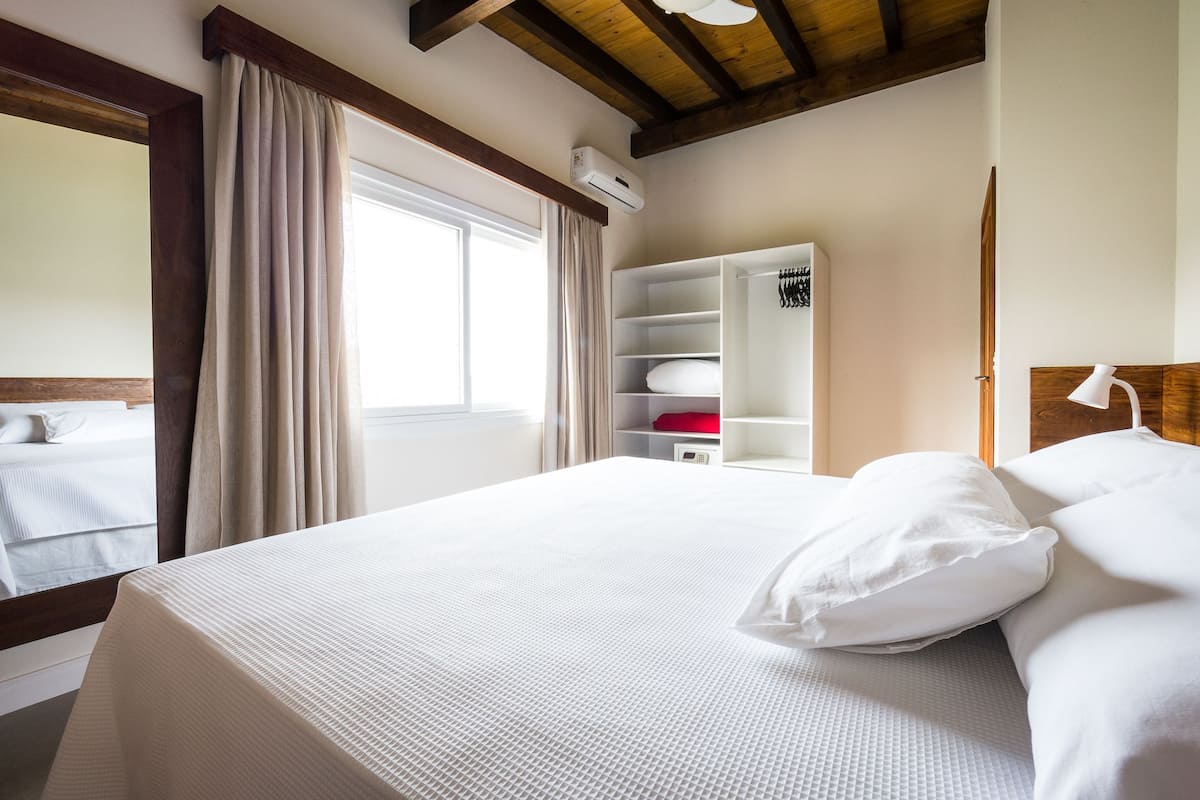 Chalé Master Plano 02 Suites | 2 bedrooms, premium bedding, in-room safe, blackout curtains
