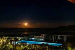 Outdoor pool, pool umbrellas, pool loungers - Fazenda Verde Praia do Rosa (Imbituba)
