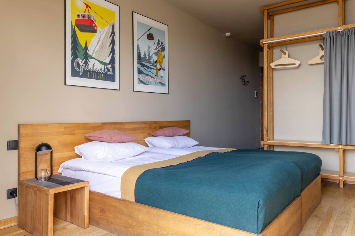 Sengetøy av topp kvalitet, memory foam-senger og blendingsgardiner