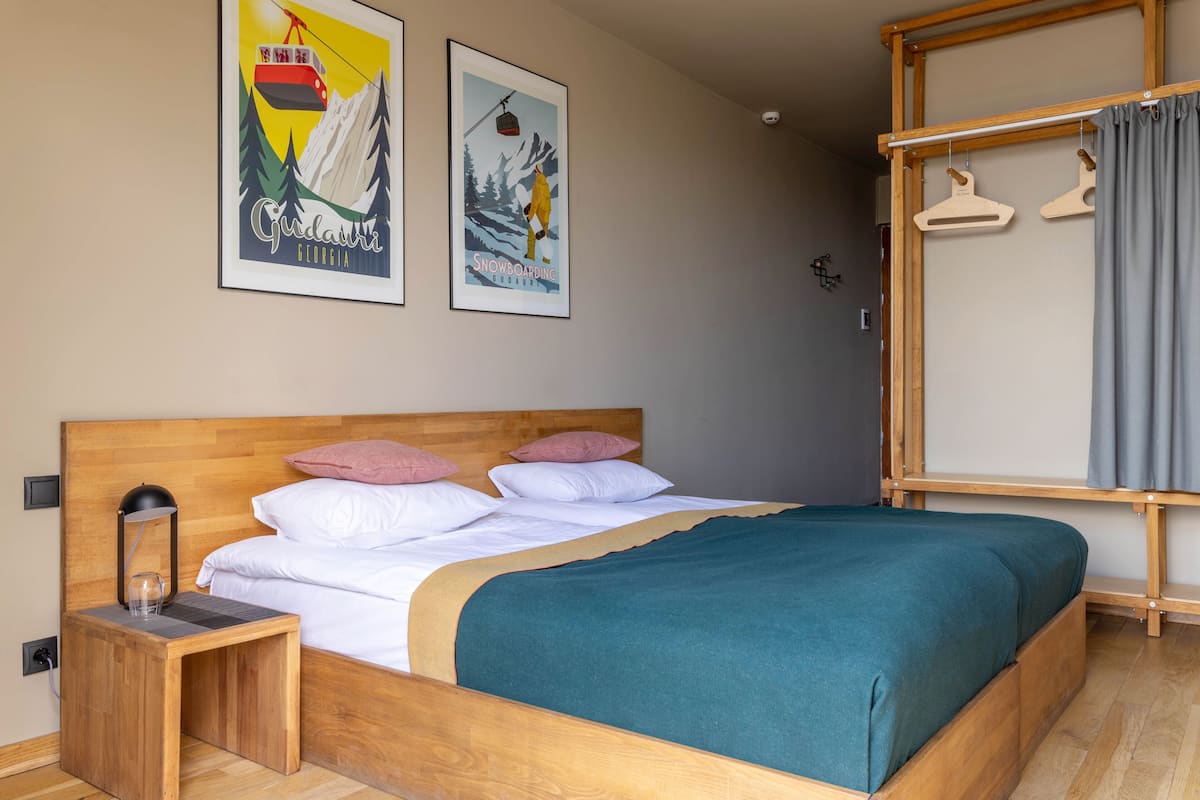 Luxe beddengoed, bedden met traagschuimmatras, verduisterende gordijnen