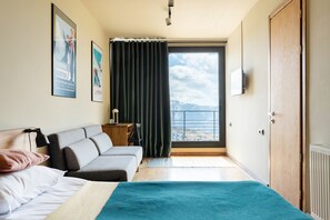 패밀리룸, 침실 2개 | 고급 침구, 메모리폼 침대, 암막 커튼, 무료 WiFi