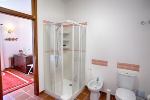 Family Villa, 1 Bedroom (Casa da Vaquinha) | Bathroom | Separate tub and shower, free toiletries, hair dryer, towels