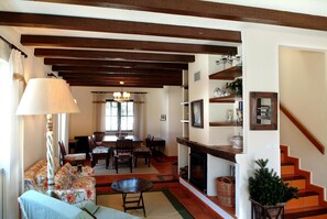 Villa familiar, 4 habitaciones (Casa Da Águia) | Área de sala de estar | Televisión de pantalla plana 