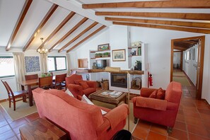 Villa Familiale, 2 chambres (Casa da Eira) | Salle de séjour | Télévision à écran plat