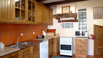 Family Villa, 4 Bedrooms (Casa Da Águia) | Private kitchen | Full-size fridge, microwave, oven, stovetop