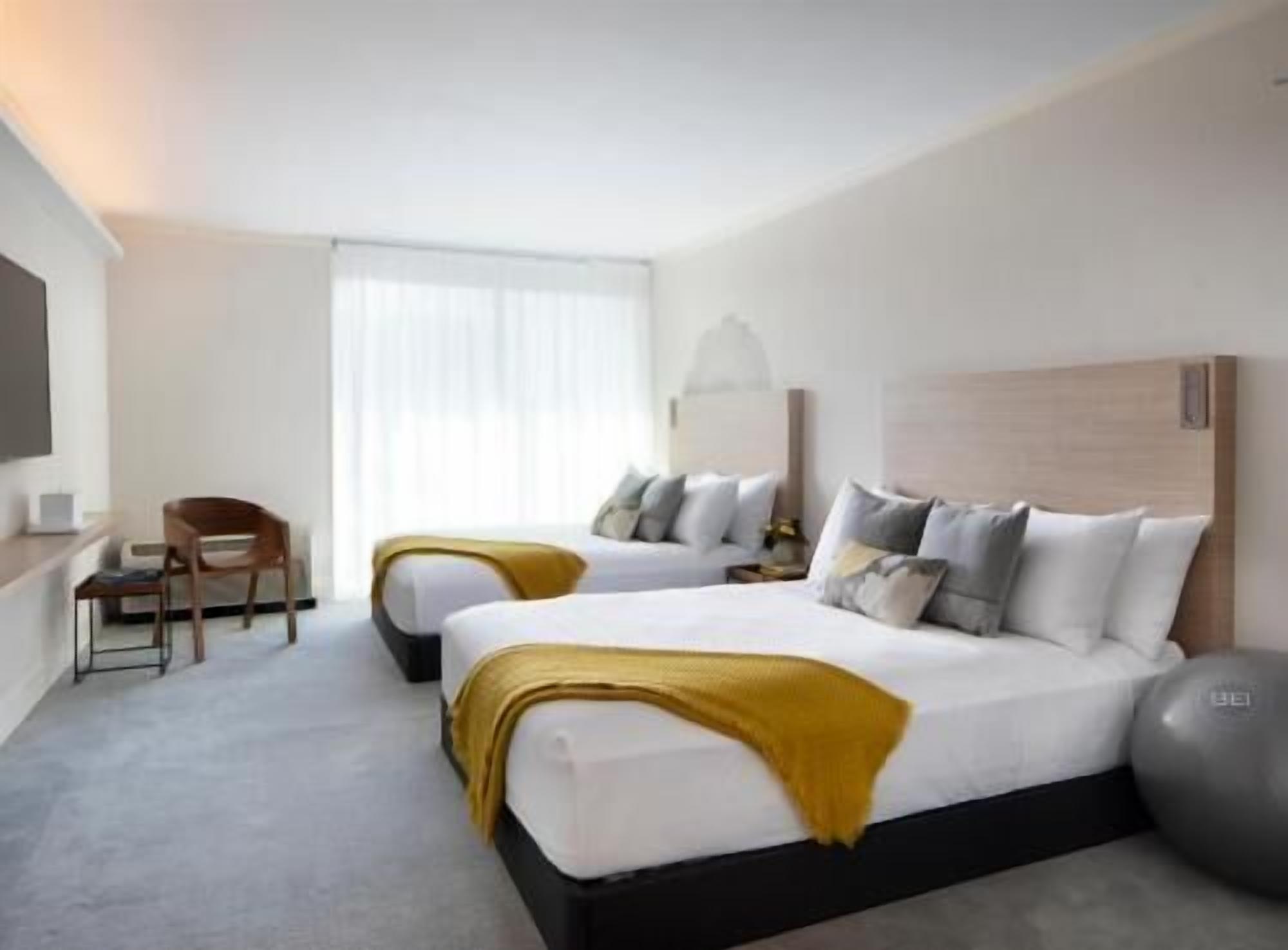 Seprai premium, brankas, meja kerja, dan ruang kerja ramah laptop