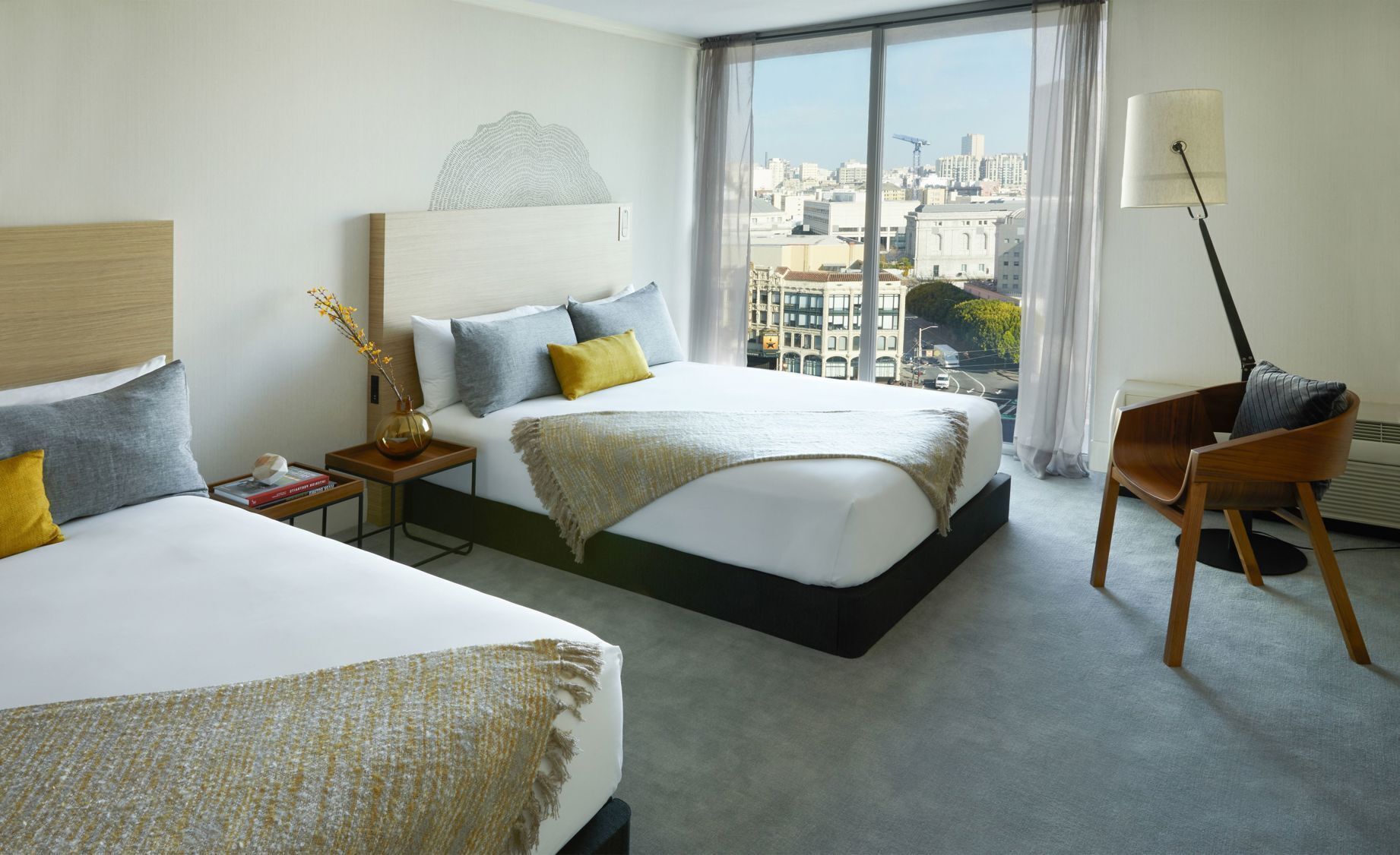 Seprai premium, brankas, meja kerja, dan ruang kerja ramah laptop