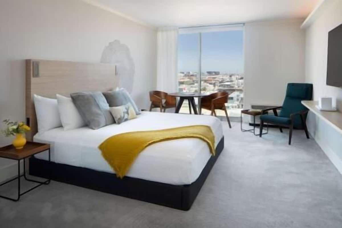 Premium bedding, in-room safe, desk, laptop workspace