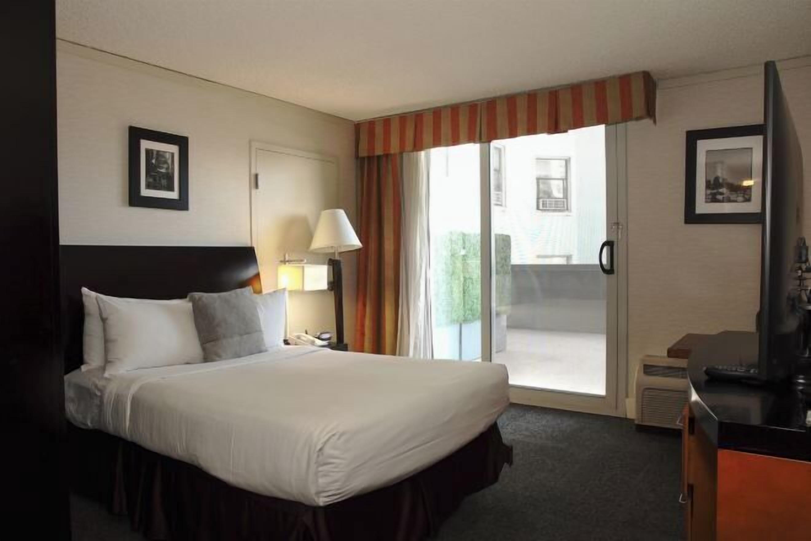 Premium bedding, in-room safe, desk, laptop workspace