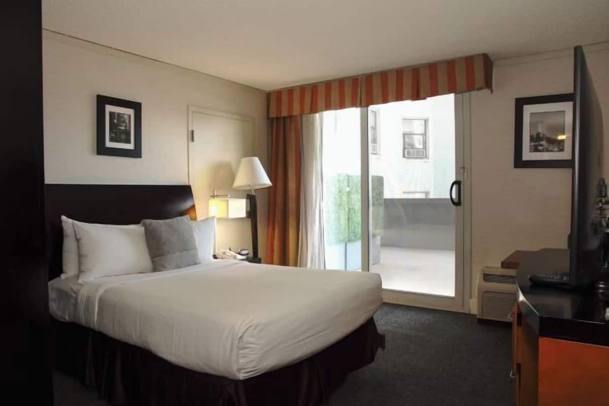 Premium bedding, in-room safe, desk, laptop workspace