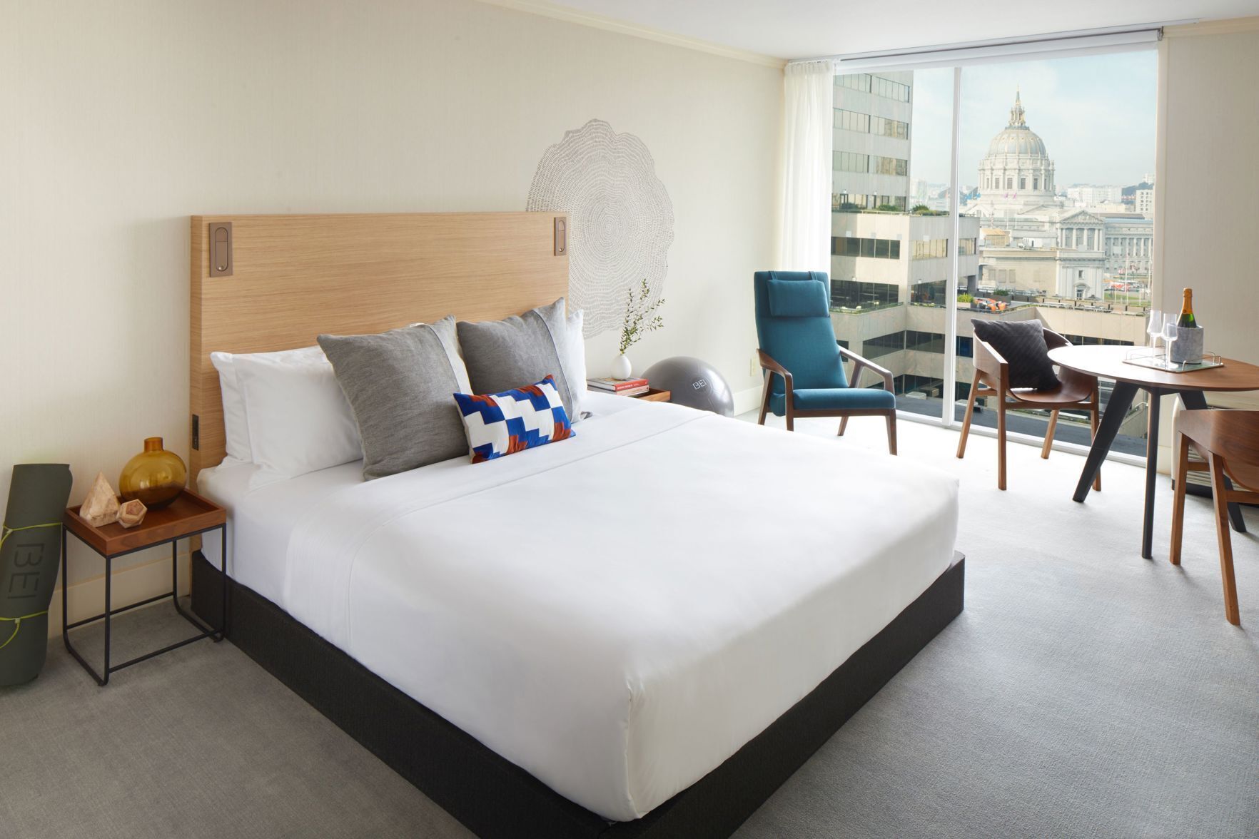 Seprai premium, brankas, meja kerja, dan ruang kerja ramah laptop