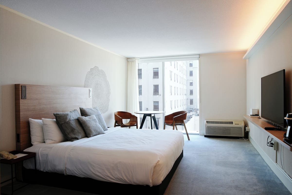 Superior Room, 1 King Bed, Non Smoking | Premium bedding, in-room safe, desk, laptop workspace